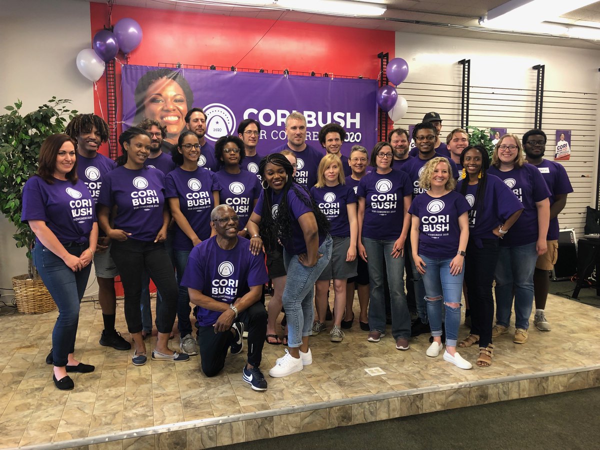 Le 15 juin 2019,  @CoriBush avait lancé sa campagne à Saint-Louis. J'ai eu la chance d'y être ce jour-là. Elle était entourée d'amis et d'activistes. Il y avait sa maman Barbara, qui s'amuse de porter le même nom qu'une ancienne première dame américaine très à droite.