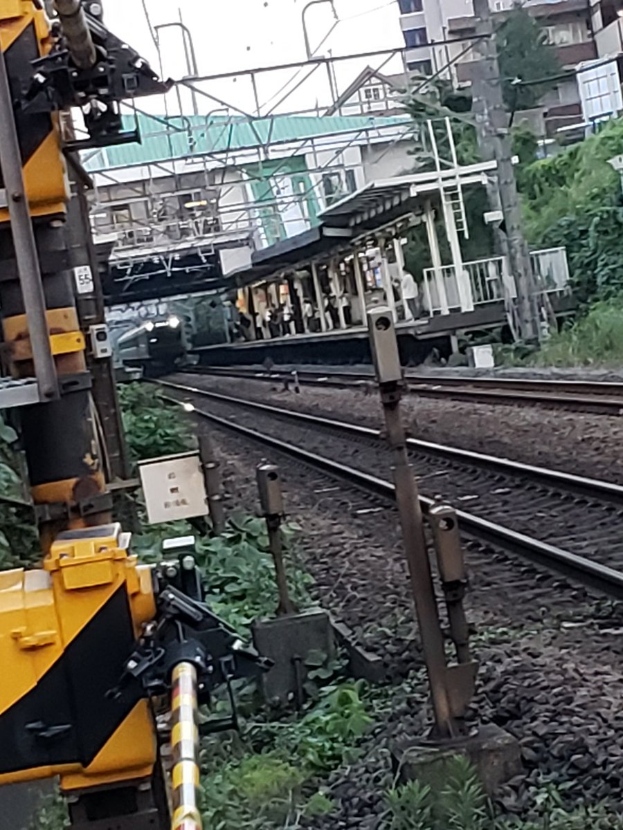 bayinochi's tweet image. 古淵駅出前で電車止まってる