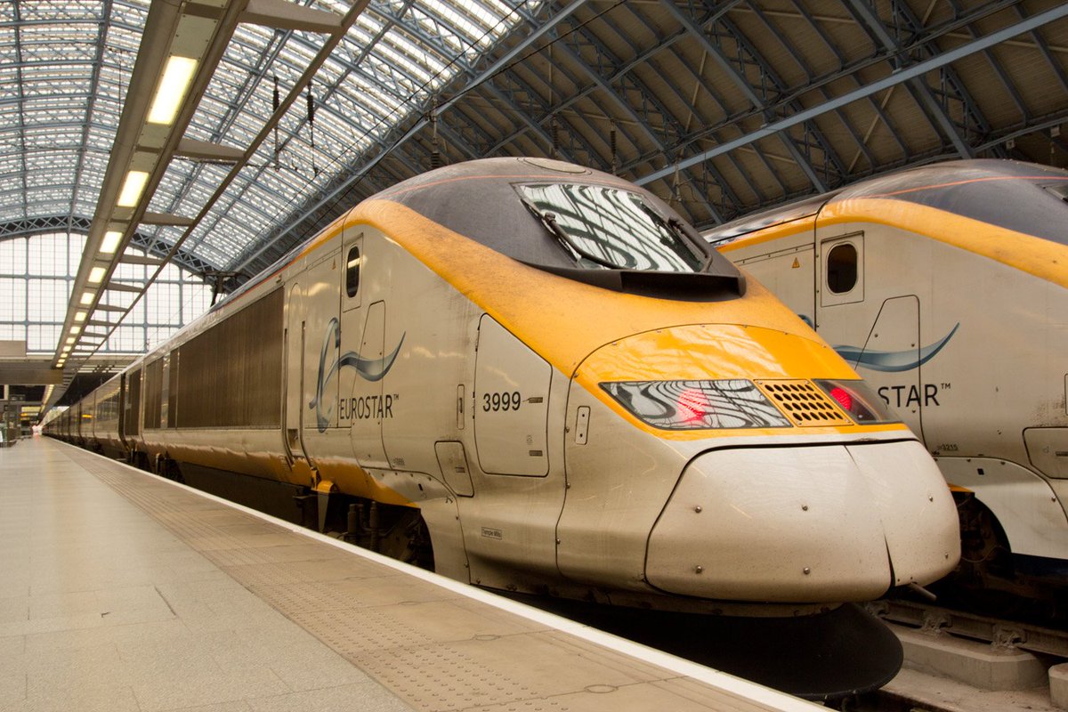 31 full length sets were built plus an extra power car. Numbered 3999, it could replace one of its classmates if required. It has always been much sought after by rail enthusiasts wanting to underline the number in their spotting book!