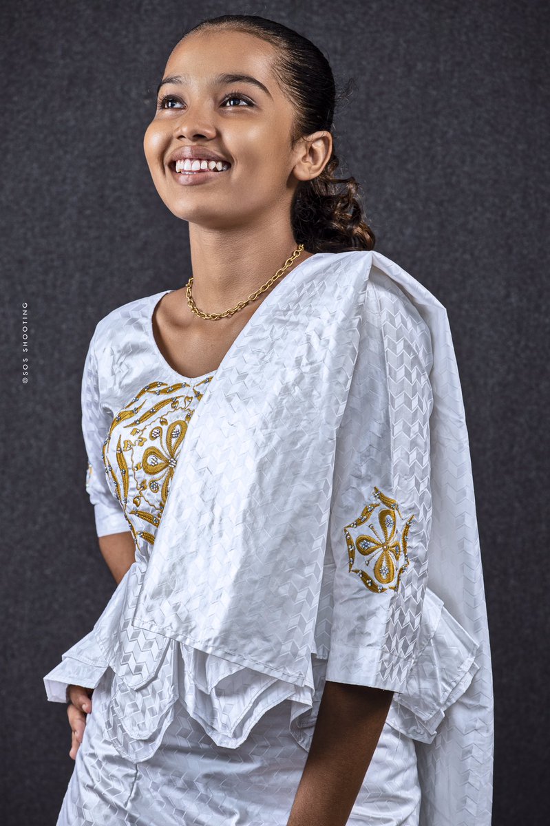 ShootingSos's tweet photo. #LydiaTPM: Un sourire ne dure qu'un instant, mais son souvenir est doux et agréable, donc Sourions à la vie.
Shoot: SOS-Shooting
Photographe: Hassane Sos
Directeur Artistique: Aaron Sale https://t.co/m4H1I8pnU0