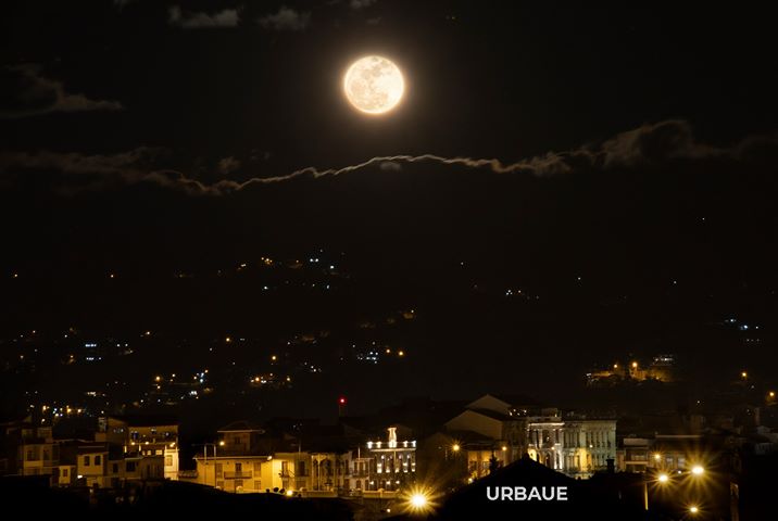 tomebamba's tweet photo. Buenos días amigos de La Voz del Tomebamba. Les deseamos un feliz miércoles con estas fotografías tomadas en estos días de luna llena en Cuenca por el fotógrafo Javier Morales. https://t.co/OT86vV0ZRh