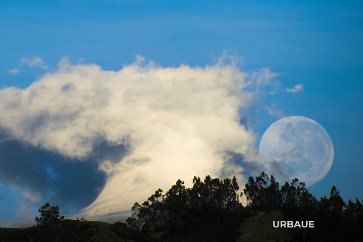 tomebamba's tweet photo. Buenos días amigos de La Voz del Tomebamba. Les deseamos un feliz miércoles con estas fotografías tomadas en estos días de luna llena en Cuenca por el fotógrafo Javier Morales. https://t.co/OT86vV0ZRh