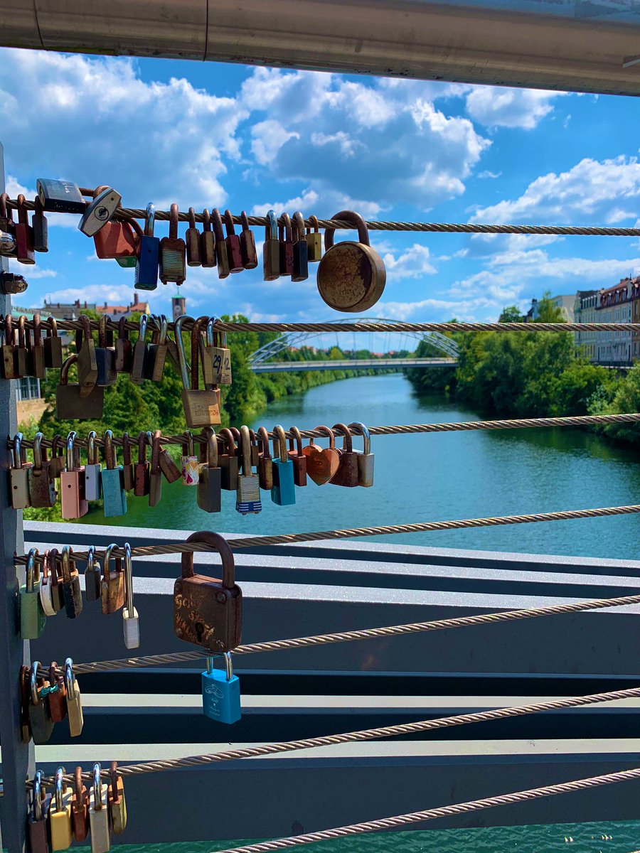 Büyük kilitler bitmiş ilişkiyi sürdürme çabası herhalde. Boşver... manzara güzel