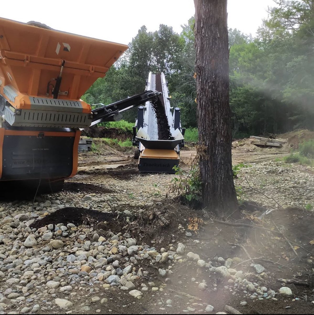 CRUSHCOequip's tweet image. A new day = a new site!

Recently in beautiful #KearneyON with our #Portafill 5000 scalper and #Trackstack 8042 tracked stacker for a new job, screening a pile of sawdust/wood chips to 1" minus.

1-855-448-3722 bit.ly/CRUSHCOequipme… 
#CRUSHCOcrushers @LifeinKearney