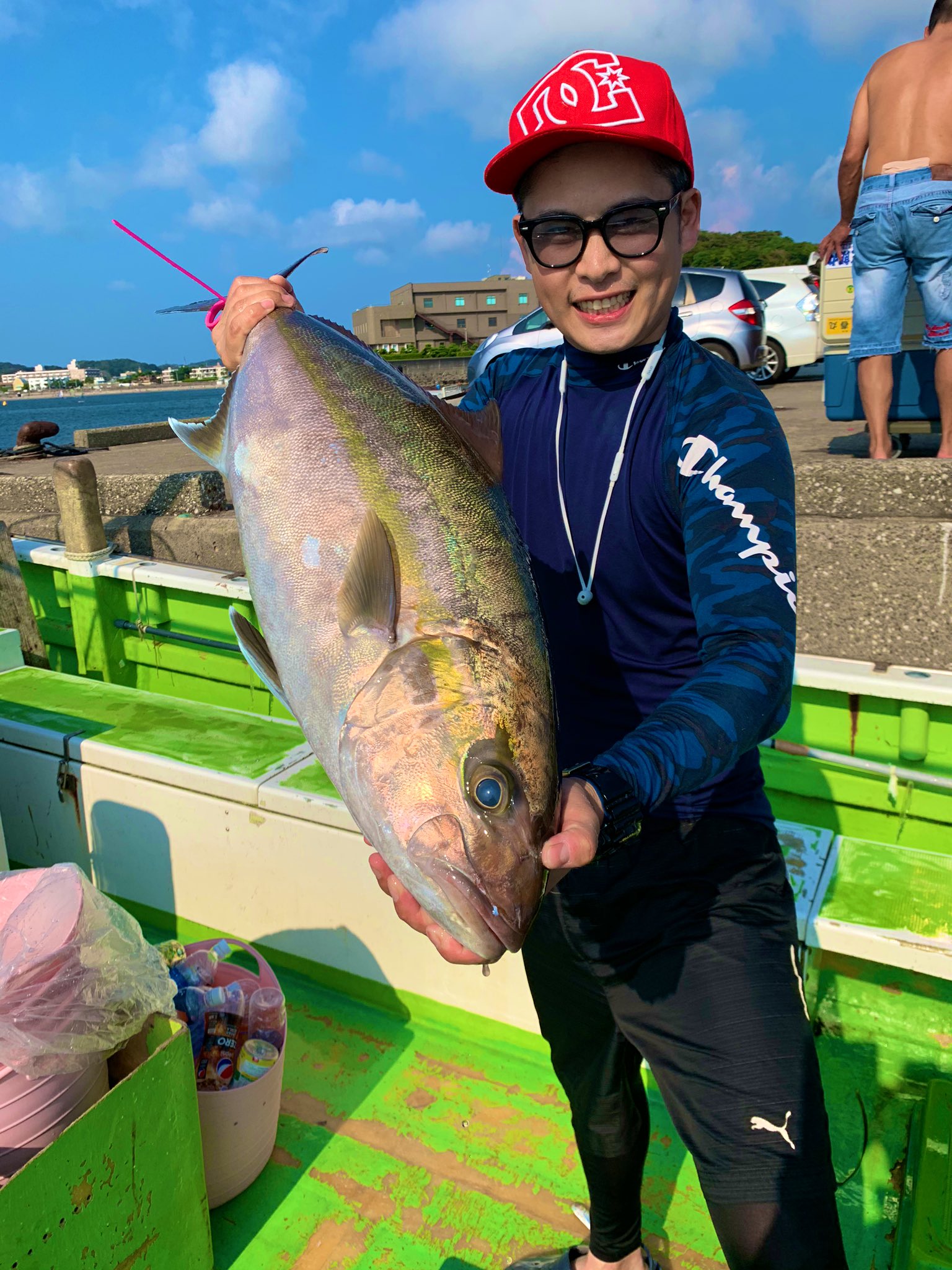 تويتر 林明寛 Official على تويتر マグロは釣れなかったけど7キロのカンパチと さて 魚クイズ 右の魚はなんでしょう めちゃめちゃ可愛い名前よw T Co Cceavkc5ho