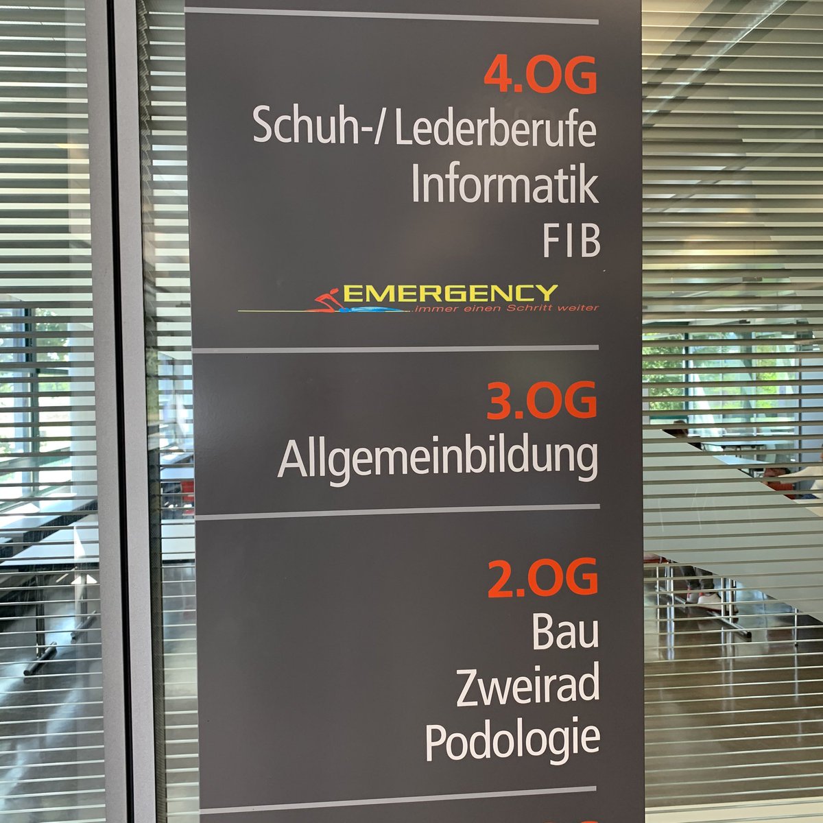 esz_emergency's tweet photo. Unübersehbar! Wir starten ab 10. August in der „neuen #Emergency“ im Berufs- &amp; Weiterbildungzentrum Zofingen in der Strengelbacherstrasse 27. 

#ESZ
#ImmerEinenSchrittWeiter
#rettungssanitäter
#transportsanitäter
#firstaid
#professionals
#rettungsdienst https://t.co/B5ru9RPpm6