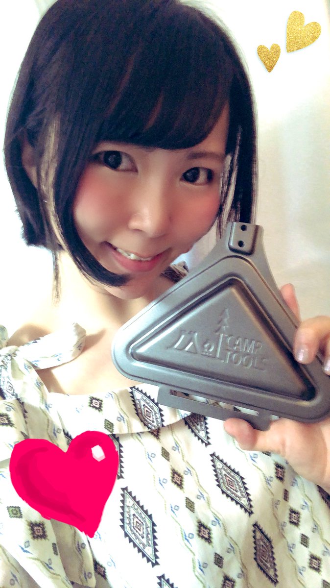 _nachaan_'s tweet photo. ワクワク読書グッズを手に入れた❣️(笑)とりあえずホットサンドメーカーを組み立てて、まどろみながら #FF7RM 開発陣のインタビューを読むっ💖😄
#キャンプ女子
#キャンプ
#攻略本 https://t.co/QTZAA8GvUY