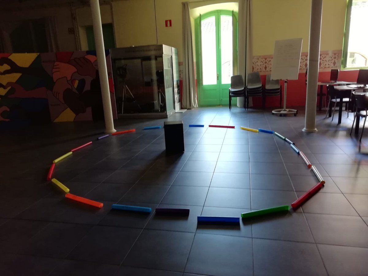 vicjove's tweet photo. 📢El #civicus2020 continua també l'agost. 👉Aquesta setmana fem música amb la @romanial i la @Cèlia Tort, exalumnes de l'@escolamusicavic 🎶
📲Avui hem anat a enregistrar sons per la ciutat i cada grup en farà una petita creació 🎼
🕺També hem ballat i hem fet alguna cançó 🔊 https://t.co/KFwusqlRd2