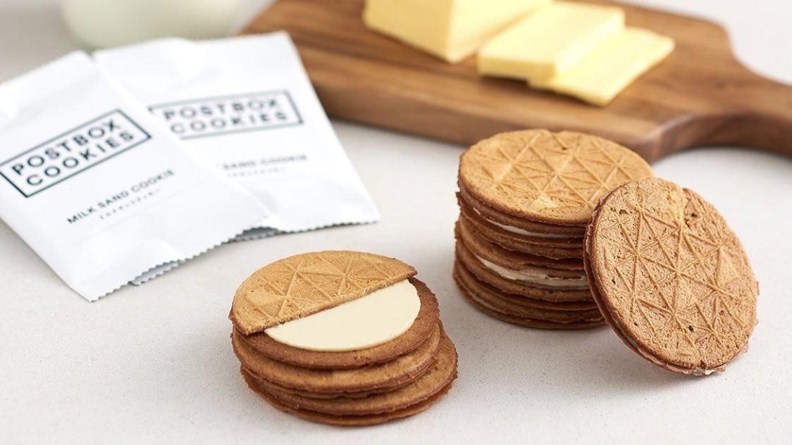 nhnh_1313's tweet image. 〜拝啓、わたしからのおいしいメッセージ。〜

「𝗣𝗢𝗦𝗧𝗕𝗢𝗫 𝗖𝗢𝗢𝗞𝗜𝗘𝗦 🍪」
グリーティングカードのように、日常のちょっとした気持ちやお祝いの言葉を贈れるメッセージつきのクッキーBOX
8/5 東京駅にオープン！
postbox-cookies.com
#nh_gourmet @bake_jp