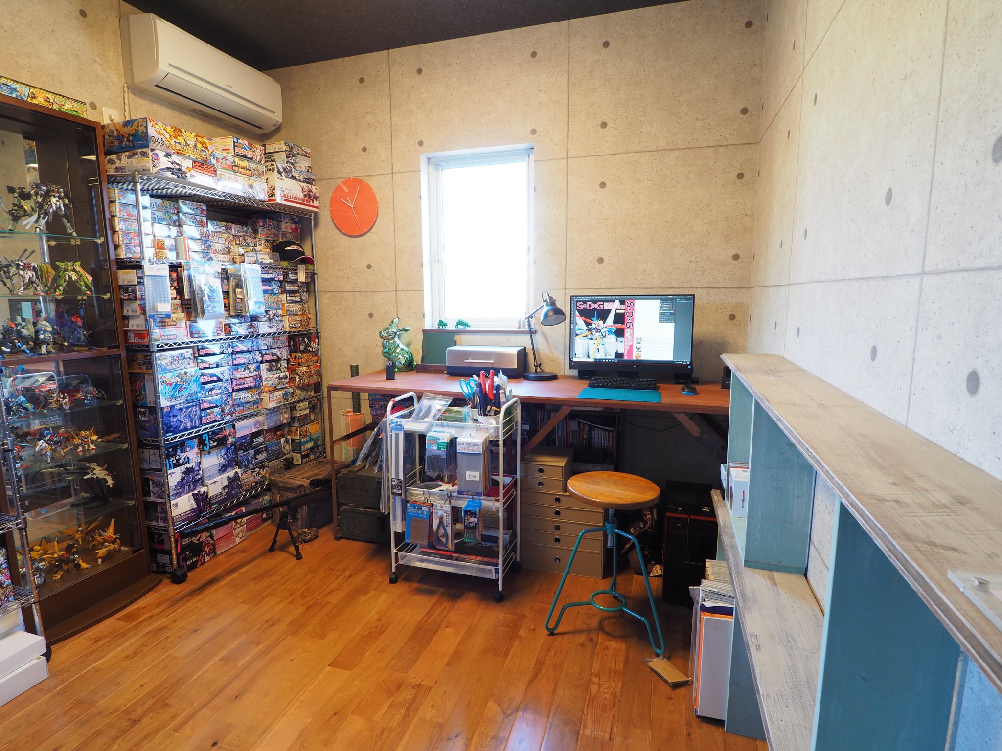 寝太郎２３ 全ての部屋を オシャレ になんていうのは無理なので 自室はオタク部屋と割り切っています コンクリートっぽい壁紙を貼っています 壁紙のおもしろい所はどんなのを貼っても基本的にはお値段一緒って所ですね 飽きたら張り替えもできますし