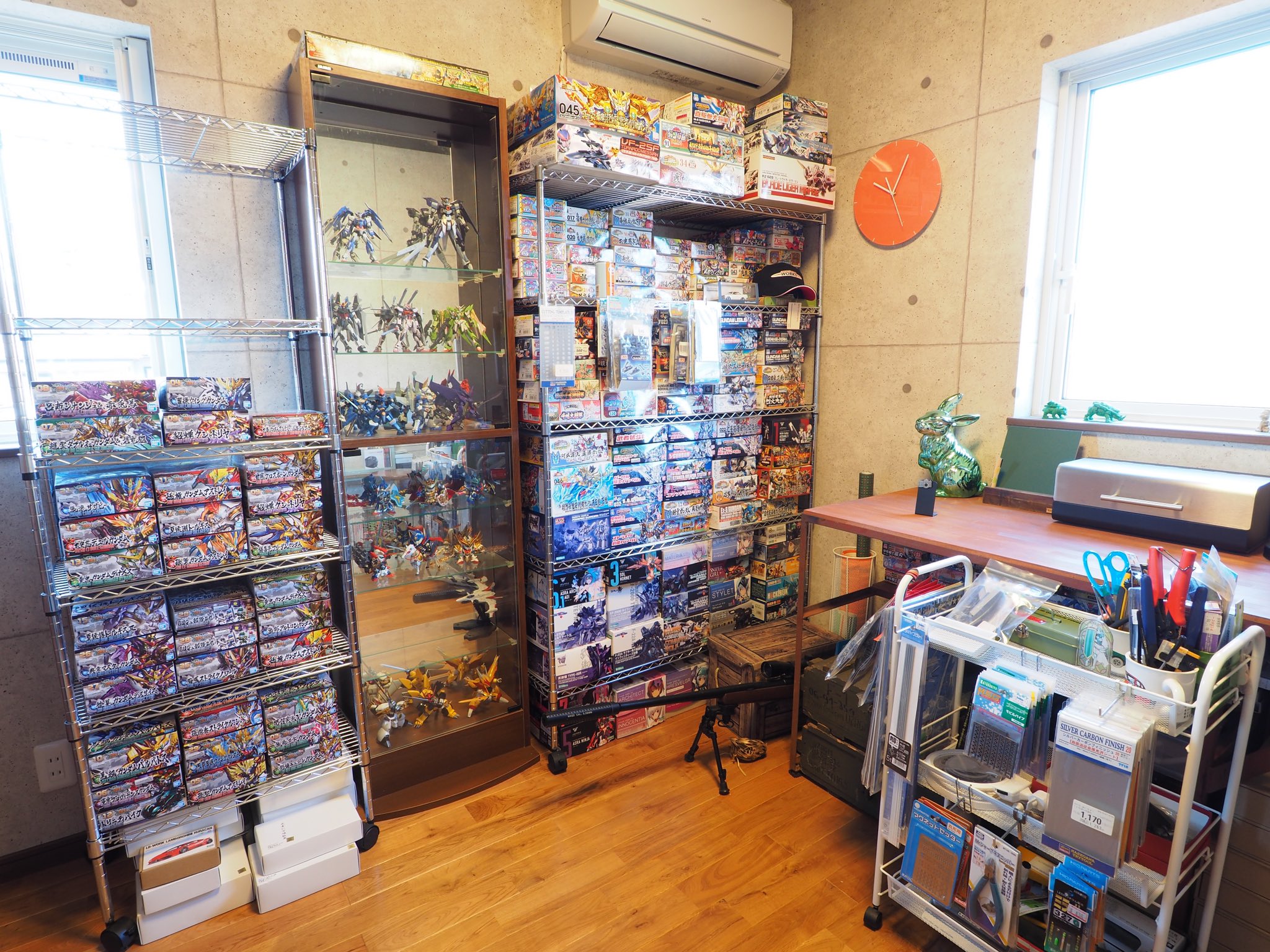 寝太郎２３ 全ての部屋を オシャレ になんていうのは無理なので 自室はオタク部屋と割り切っています コンクリートっぽい壁紙を貼っています 壁紙のおもしろい所はどんなのを貼っても基本的にはお値段一緒って所ですね 飽きたら張り替えもできますし