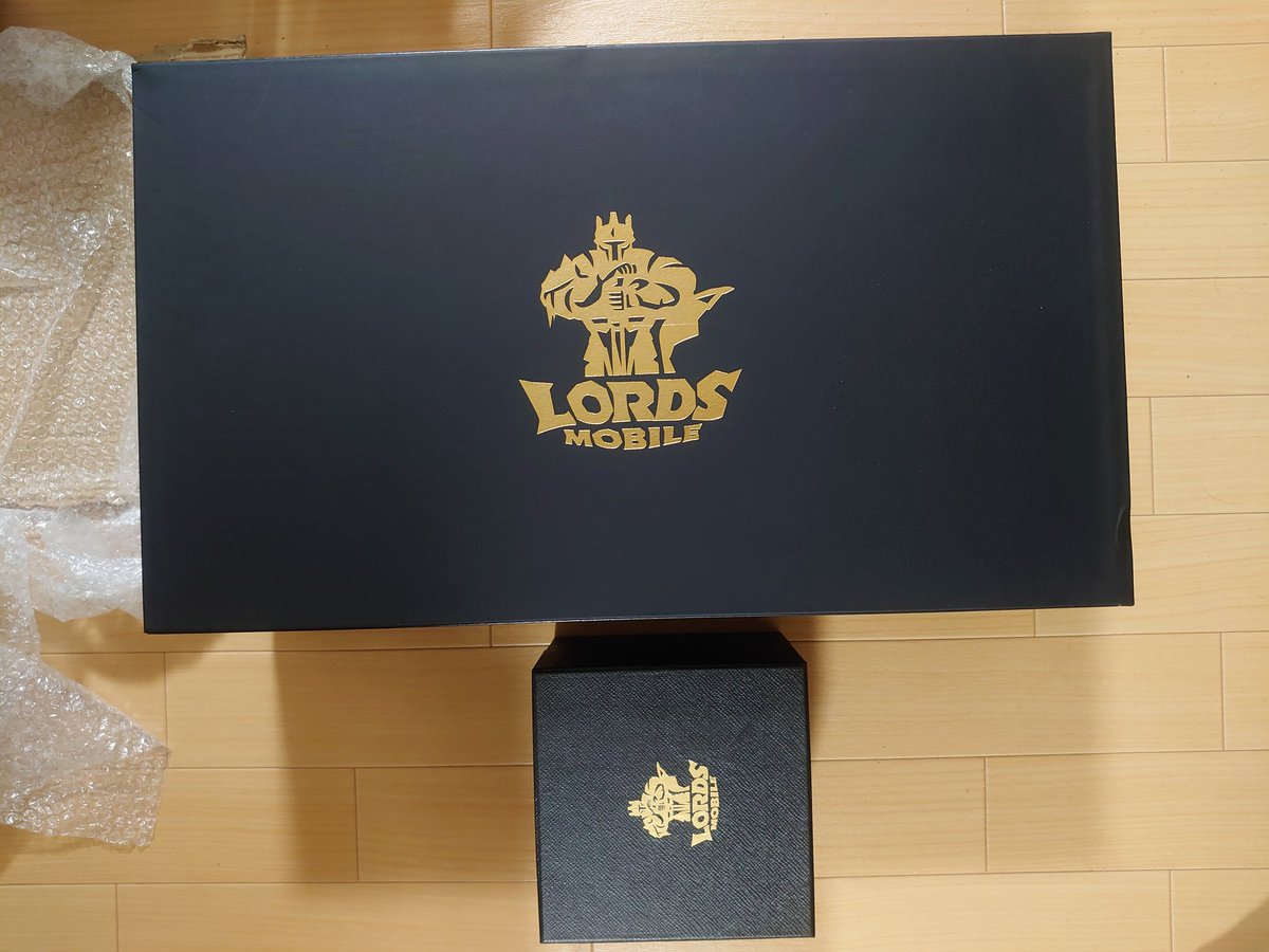 GOODBYELORDS's tweet photo. 先程何やら海外から荷物が到着…
取り寄せたフィギュアがもう来たのか？と思って受け取るとデカい…アホほどデカい…そして重っ！
開封していくと…Σ(ค;՞ω՞)คﾊｯ!!
 あれか！！！！

#ローモバ
#ロードモバイル https://t.co/SSMz9LpH7d