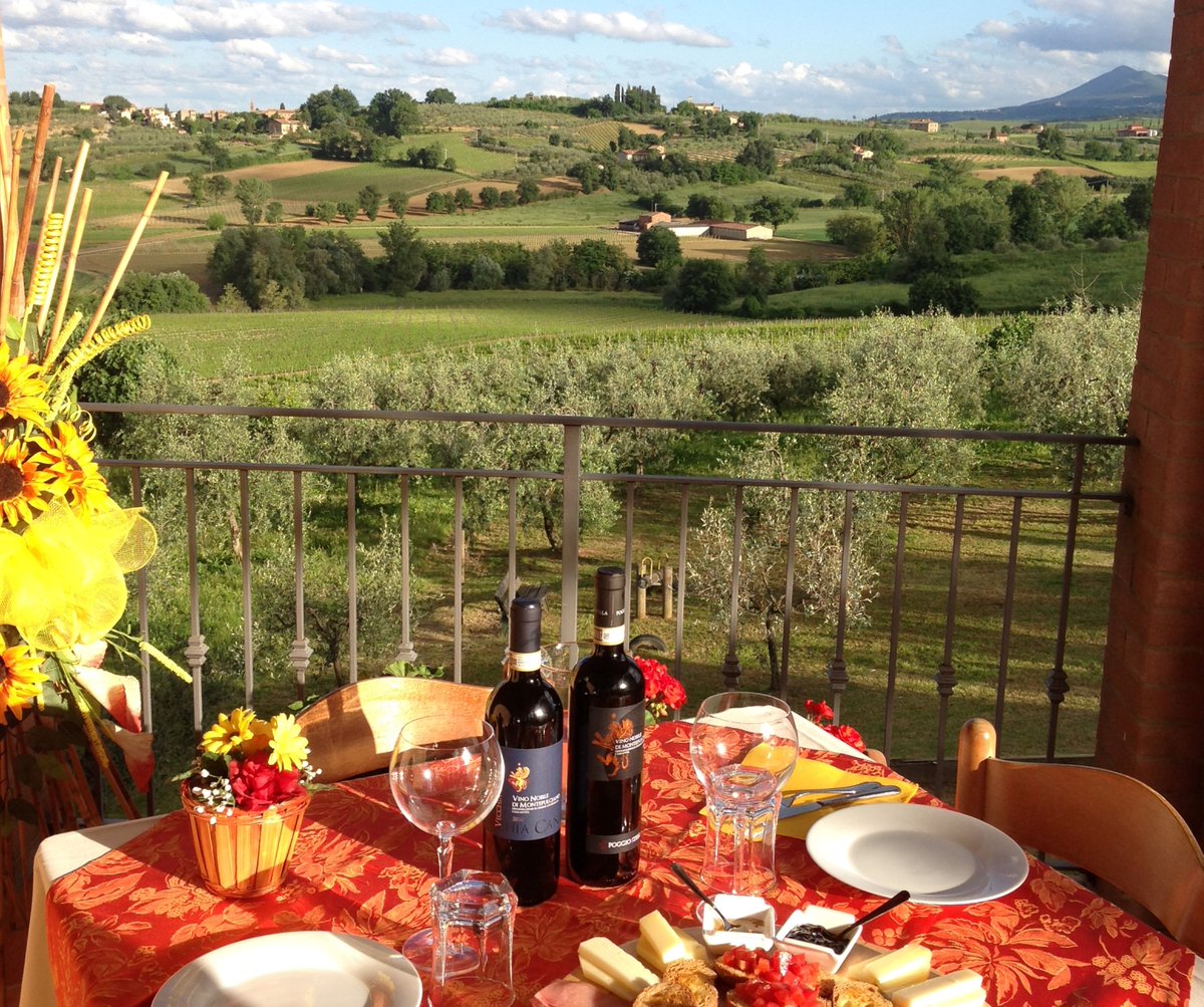 SanguinetoAgr's tweet photo. Ami la buona cucina e il buon vino? Scrivici a info@sanguineto.it per conoscere tutti i dettagli sulle nostre offerte speciali per esperienze a tema enogastronomico e sui nostri corsi di cucina! 🍷 #agriturismo #Montepulciano #toscana https://t.co/0EBubKdfO0