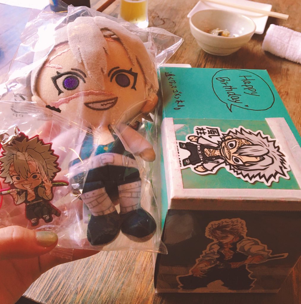 「今日久しぶりに友達と会ったんだけど
サプライズで誕生日プレゼント貰った
実弥がい」|櫟のイラスト