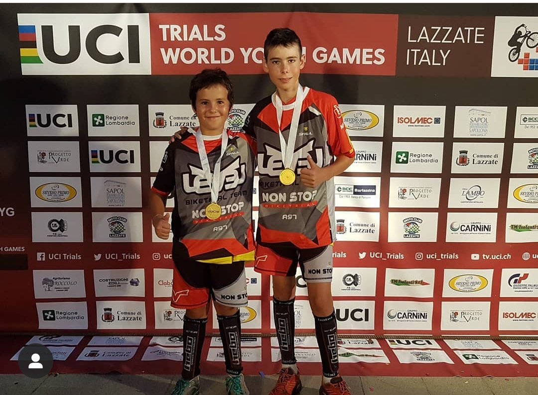 levelciclisme's tweet photo. ⏳ Avui fa 2 anys, els pilots de l'escola van aconseguir 3 medalles d'or 🥇🥇🥇 i 1 de plata🥈 al Mundial d'Itàlia. Jordi Tulleuda es proclamava Campió del Món🥇 i l'Alba Riera subcampiona 🥈. A més, els dos obtenien l'or per equips. #LevelTrial #EscolaTrial #Osona @ciclismecat https://t.co/dzb9RCOuAF