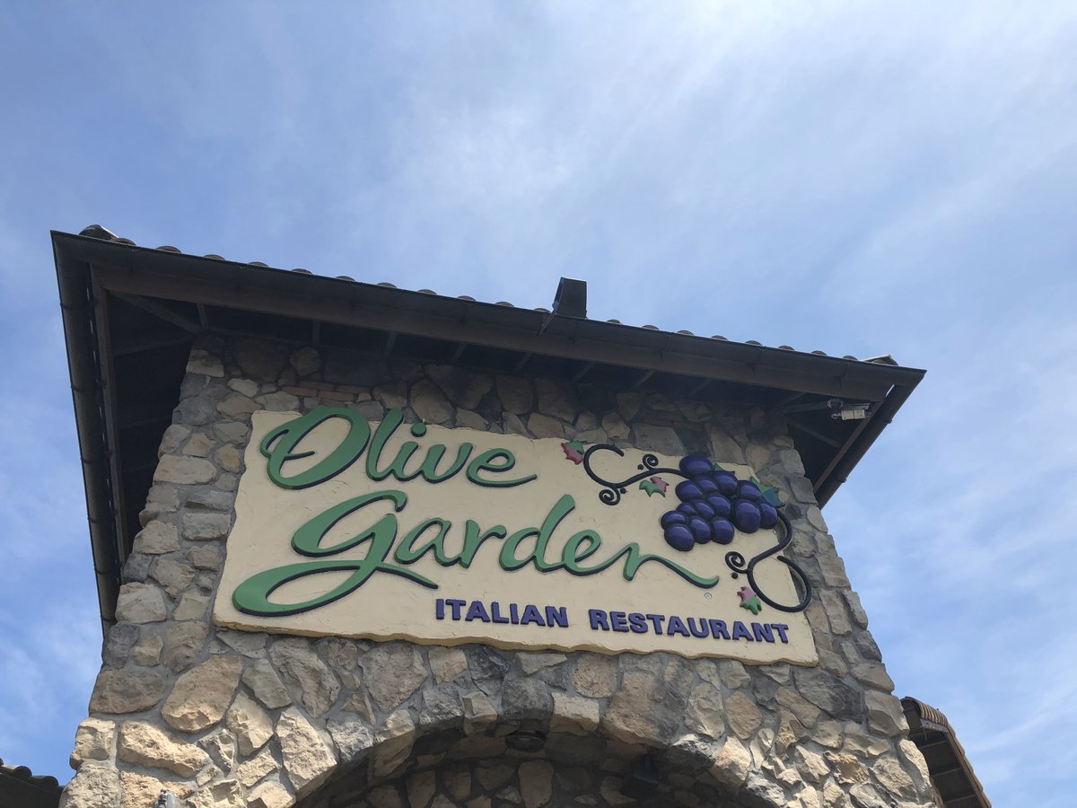 SurreyGryffins's tweet photo. Day 17. 
Up early again today for a days travelling to Canada! We stopped at Olive Garden for lunch and eventually arrived in a Canada at 2am! #uk24wsj https://t.co/r140FfHLKJ