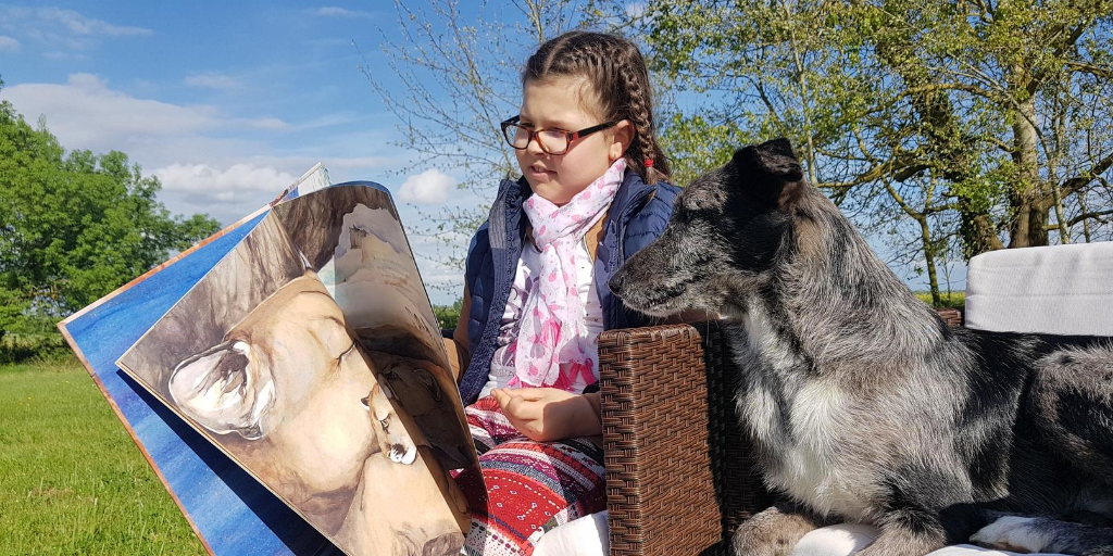 LoveDogs_fr's tweet photo. La #dyslexie est une altération de la #lecture qui se caractérise par des hésitations, un débit ralenti et émaillé d'erreurs qui a exigé des efforts à l'enfant. Avec un chien, il acceptera pr lui faire plaisir de lire dans un contexte nouveau où il ne se sentira pas jugé. 👧📖🐺 https://t.co/mfW95Ajtfa
