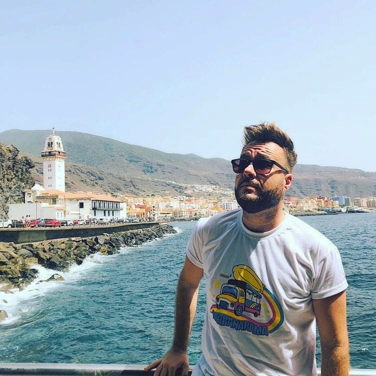 barbanaramabar's tweet photo. ¡Seguimos para bingo! ☀️
La camiseta benéfica de la #barbarentena que sacamos cuando estábamos confinados dando la vuelta a España y más! 💪🏻😍🎉 Gracias amigas por lucirla y mandarnos fotinchis 💛
.
#barbanaramersporespaña
#barbanaranersporelmundo https://t.co/Yv6OsHGPne