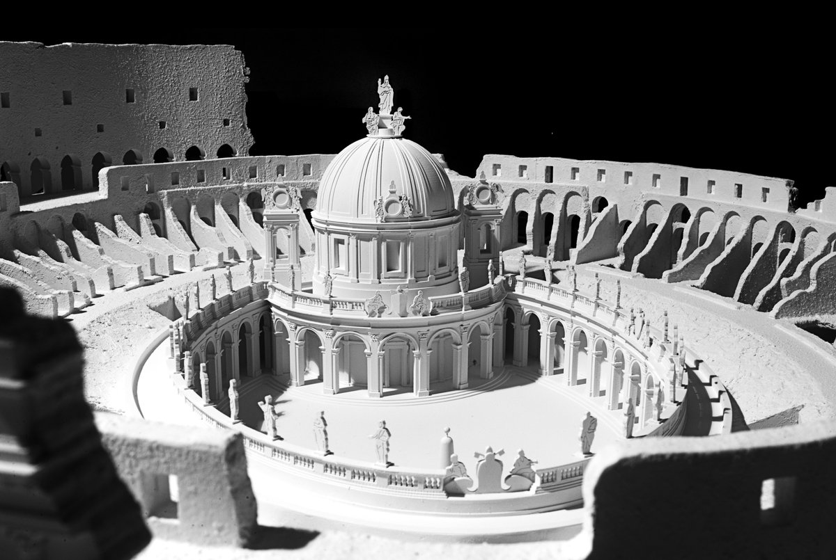 Ayer compartí un tuit de mi amigo  @JacopoVeneziani sobre el genial proyecto de Fontana para aprovechar parte del Coliseo como templo cristiano.En general, la idea de poner AHÍ una iglesia no gustaba demasiado.Creo que, de nuevo, es la COSTUMBRE la que nos traiciona.HILO