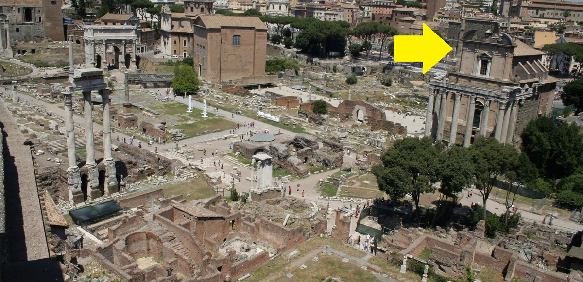 No hay nada más característico de Roma que la reutilización de edificios de la época del Imperio.Y en particular, la reutilización de esos edificios como iglesias fue muy común.El Templo de Antonino y Faustina en el Foro, muy cerquita del Coliseo, es una prueba.