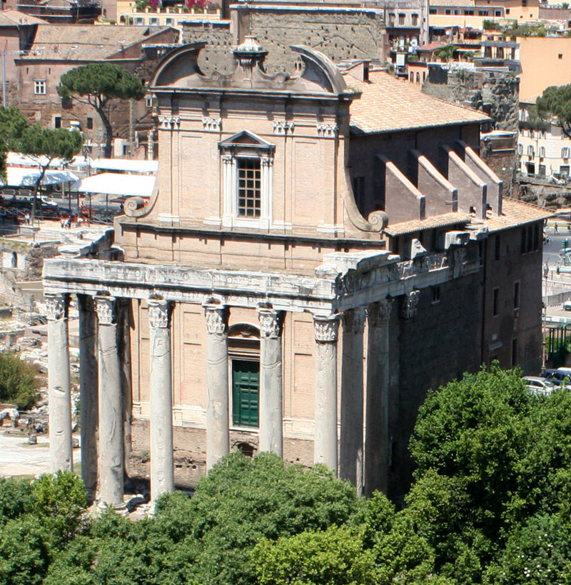 Prácticamente todo el templo romano original ha sido colonizado por la iglesia de San Lorenzo in Miranda.Millones de turistas pasan por ahí y no debe de desagradarles mucho.Porque estamos acostumbrados a verlo así. Lleva muchísimo tiempo de esta manera y no recordamos otra.