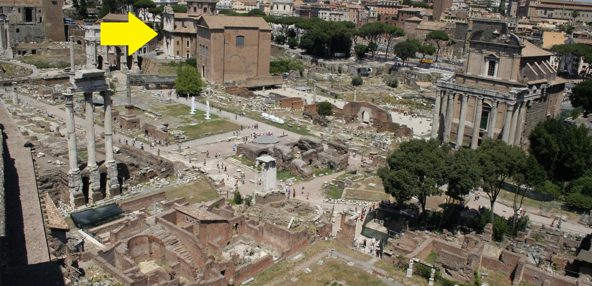 Muy cerca, en pleno Foro, está la iglesia de San Lucas y Santa Martina. Es barroca, como el proyecto de Fontana para el Coliseo.De hecho, responde a una filosofía similar: cristianizar los espacios del imperio vinculados con mártires del cristianismo primitivo.