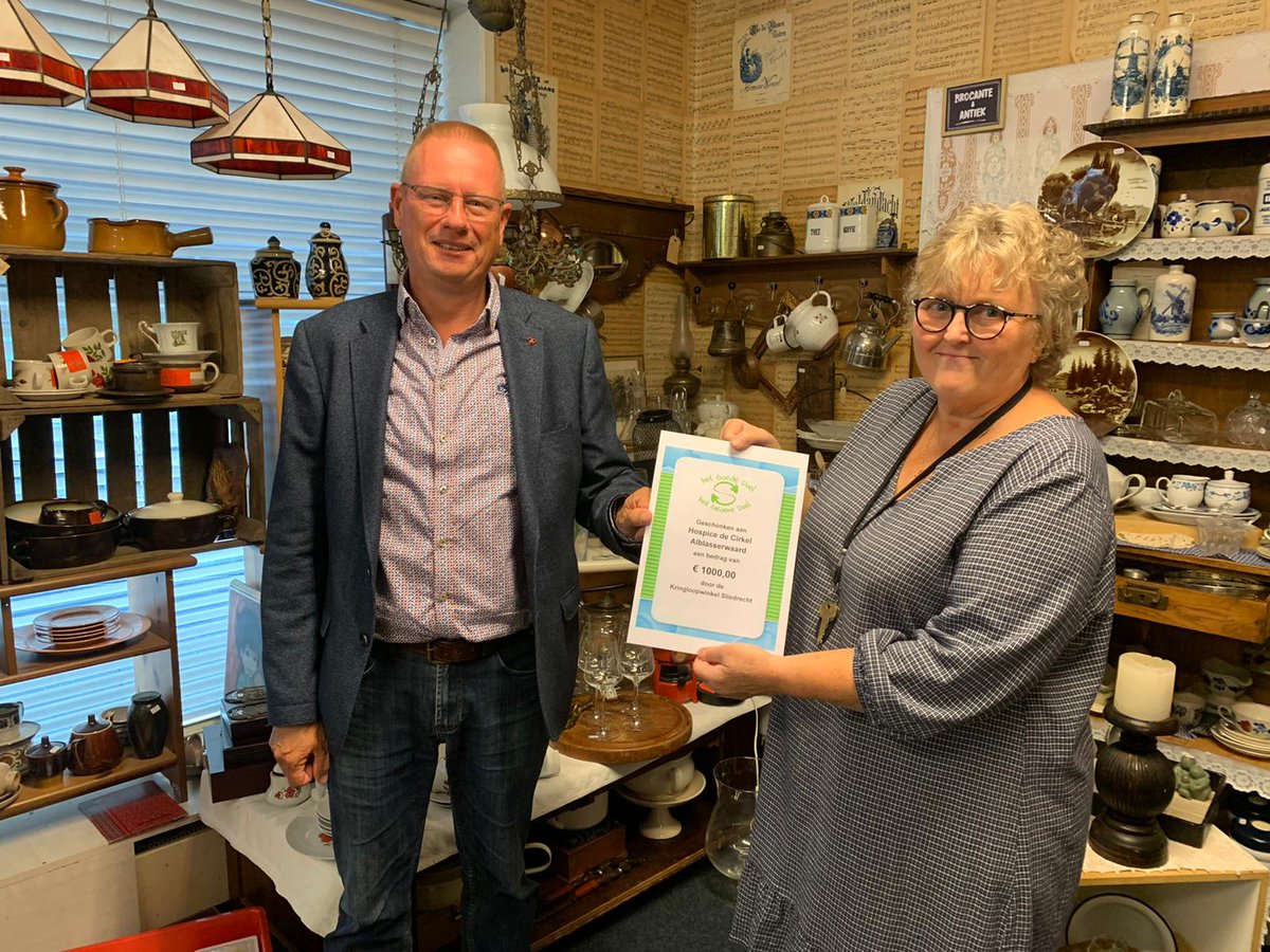 Uit handen van Bartha Visser van Kringloopwinkel Sliedrecht kreeg bestuurslid Nico van der Veen van de vrienden van hospice De Cirkel een cheque van 1.000 euro voor ons nieuwe hospice voor de Alblasserwaard. Dank aan alle betrokkenen bij de Kringloopwinkel. Een prachtig gebaar!