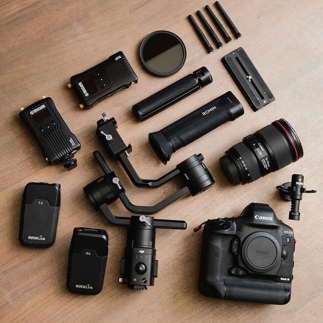 Hollyland_Tech's tweet photo. #GearLayout #Tuesday

@canonrumorsguy  EOS 1D X Mark III ✔️
@Hollyland_Tech MARS 400S Wireless Transmitter ✔️
@rodemics Microphones ✔️
@DJIGlobal Ronin S ✔️

📸 @samguw_bts

#mars400s #hollylandtech #hollyview #filmmaking #filmmaker #rode #microphone #forabetterview https://t.co/B0Y6BEpU7T