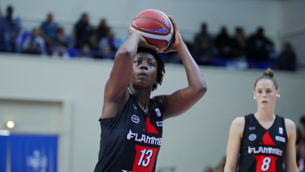 basketlfb's tweet photo. 🚨 Fatimatou Sacko officialise sa retraite après 16 saisons et 404 matches joués dans 5 clubs différents
💬 "Je me suis dit qu'il était temps" ⏩ https://t.co/fb7yE8HAhH
#LegendeLFB #FatiSacko https://t.co/IImCrKhgQW