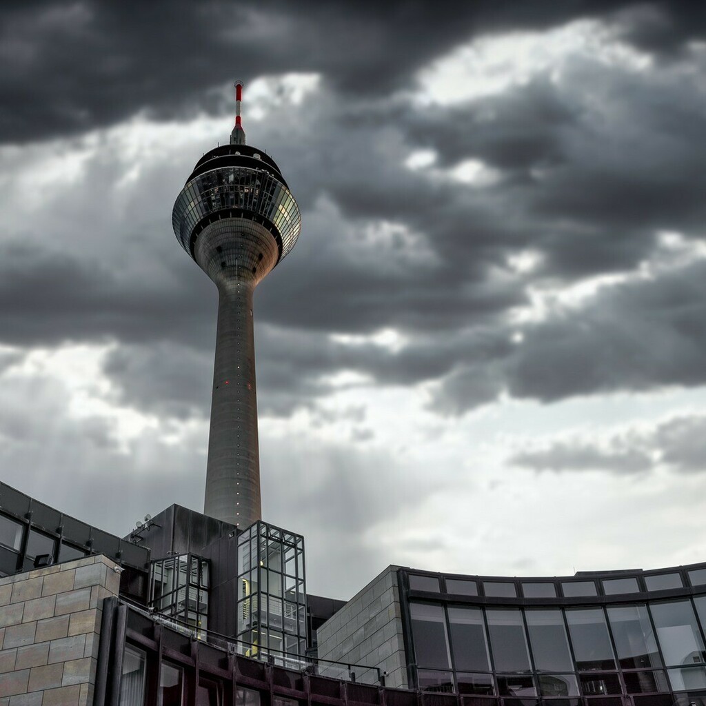 Der Landtag Nordrhein-Westfalen ist das Landesparlament des Landes Nordrhein-Westfalen und hat seinen Sitz im Regierungsviertel der Landeshauptstadt Düsseldorf, am östlichsten Punkt des Stadtteils Hafen. Der Landtag ist das zentrale Organ der Legislative im politischen Syste…