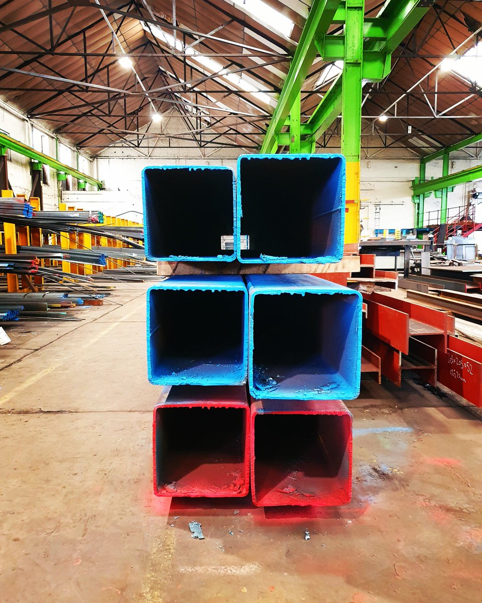 Franklinsteel's tweet image. Some hefty box sections going out today. 

300 x 300 x 8 SHS @ 9000mm long 
Grade: S355J2H

Each piece weighing 670kgs 

#steel #boxsection #metal #building #steelbuildings #weld #fabrication #square #newcastle #dumfries