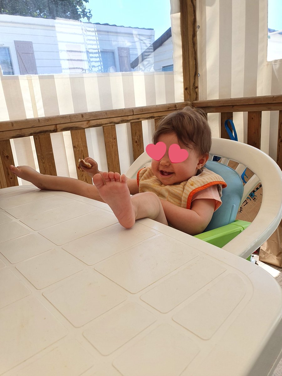 emiliethebos's tweet photo. Les vacances c'est cool.. les doigts de pieds en éventail!! #vacances #maloulou https://t.co/a9JZRJzsGZ