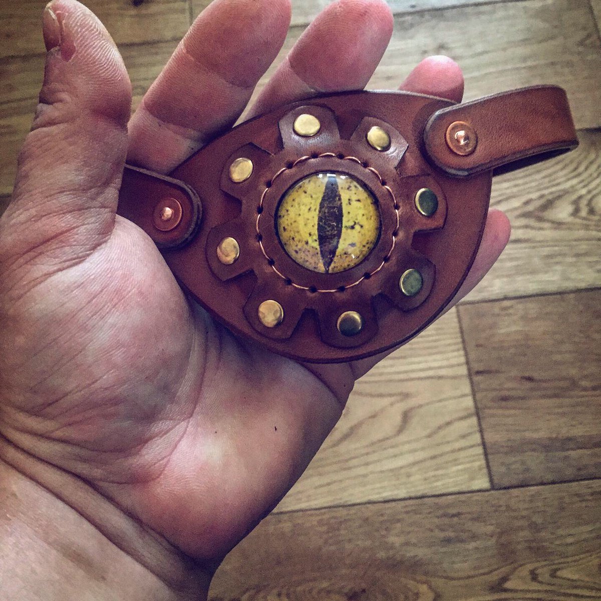PDBushcraft's tweet image. Latest custom job just gone out of the door.. another Steampunk / Apocalypse mask - this time in Spanish Brown with Yellow accents. There’s going to be a lot of dapper people out there when the world ends lol! #steampunk #pauldoreleathercraft #pauldoreleatherwork