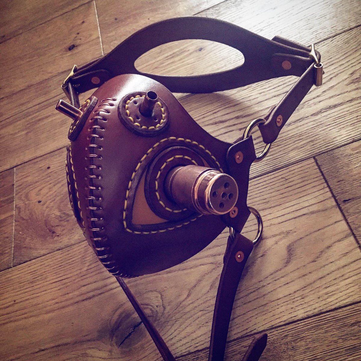 PDBushcraft's tweet image. Latest custom job just gone out of the door.. another Steampunk / Apocalypse mask - this time in Spanish Brown with Yellow accents. There’s going to be a lot of dapper people out there when the world ends lol! #steampunk #pauldoreleathercraft #pauldoreleatherwork