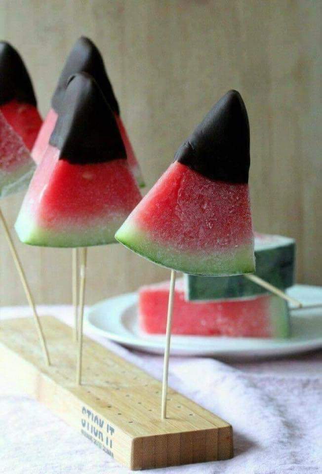 Meloenlolly's 😍😍🍉

Koop een watermeloen die hol klinkt als je erop klopt! Deze is dus rijp🍉🍉🍉🍉
Snijd er driehoekjes van! Dek af met vershoudfolie en laat goed koud worden in de koelkast ( op diepvries)
Als toetje: doop ze in de gesmolten chocolade! Yammie! 😍😍
#Enjoy 😍🙌