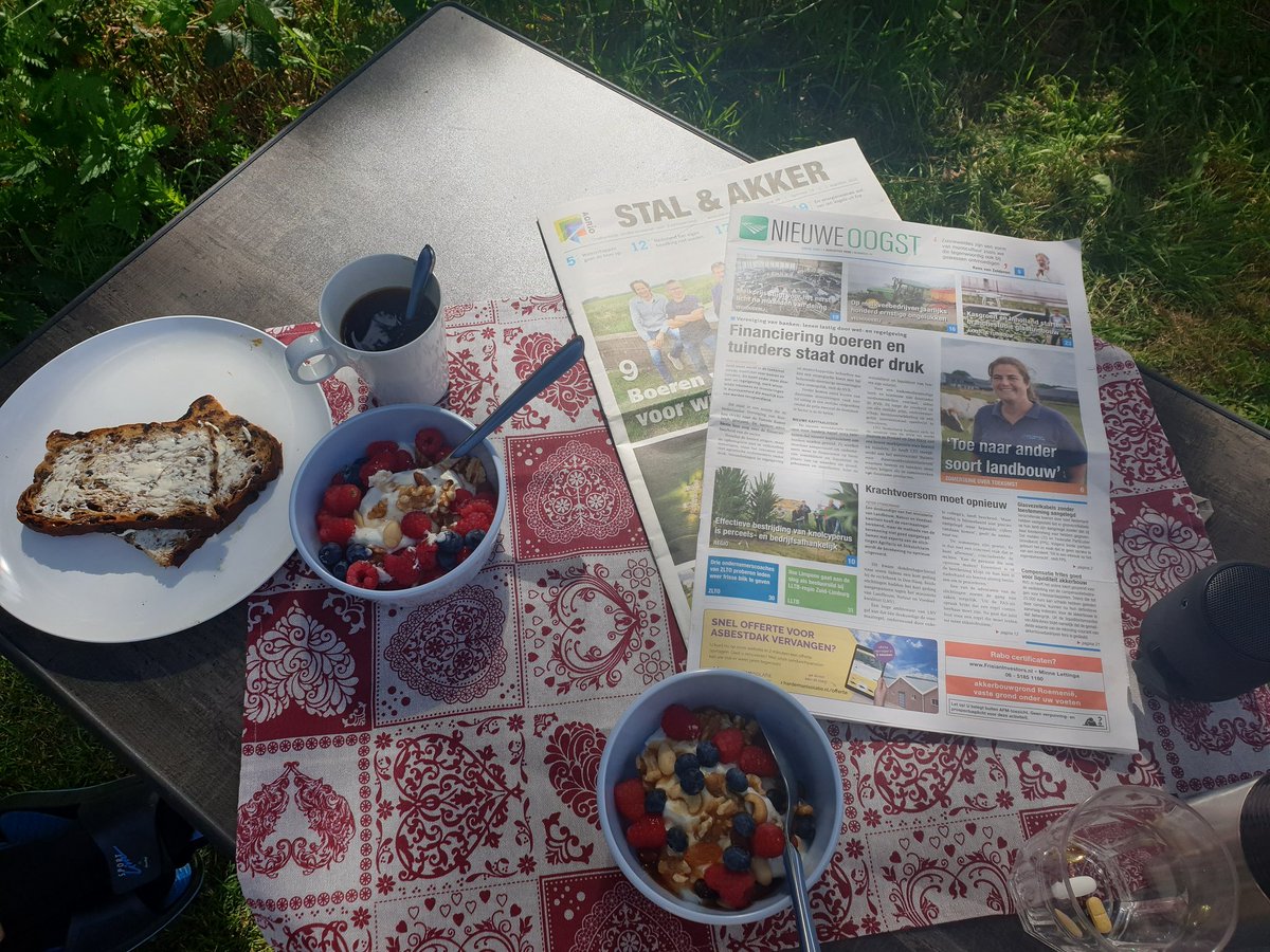 Een gezond ontbijtje in de zon met vakliteratuur. Ook dat is werken -:)