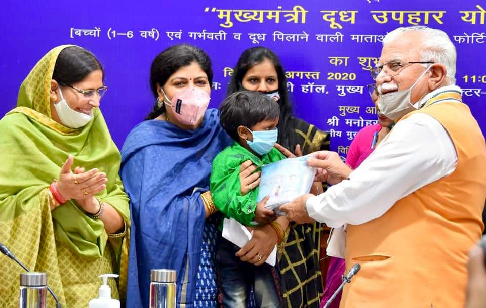 cmohry's tweet photo. मुख्यमंत्री श्री @mlkhattar ने आज चंडीगढ़ में 'महिला एवं किशोरी सम्मान योजना' व 'मुख्यमंत्री दूध उपहार योजना' का शुभारम्भ किया। https://t.co/47jhUsJLQY