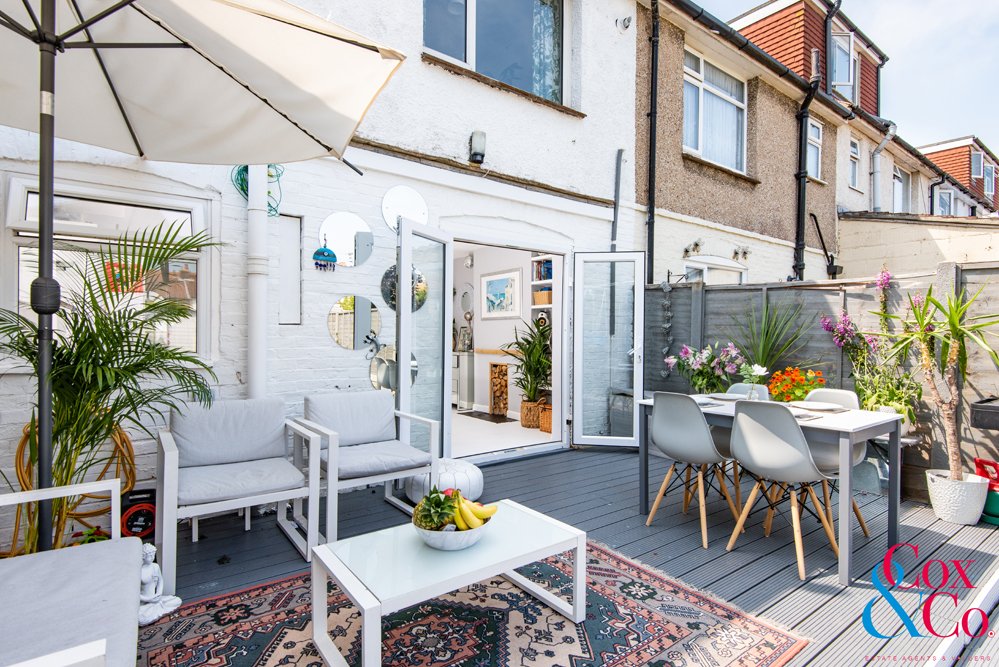 coxhomes61's tweet photo. Cox & Co are pleased to offer this very well presented terrace family home situated in the popular Avenues area of Lancing, having been much improved by the current owners. PROPERTY LINK below https://t.co/DEek9ngMvv
#lancing #lancinghome #lancingproperty #coxandco #westsussex https://t.co/WYudCTIIK9