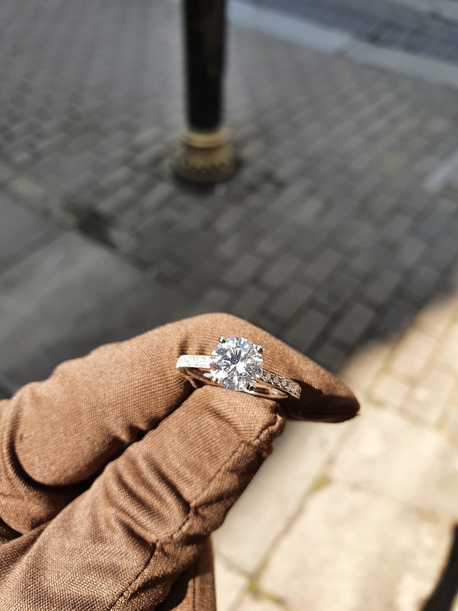 Stunning 1.52ct brilliant-cut Diamond Engagement Ring with diamond set shoulders 💎 Available Now ✅ £11,950.00
.
.
☎ +44 (0) 1727 864 700 -⁠
📧 sales@kingshilljewellery.com -⁠
