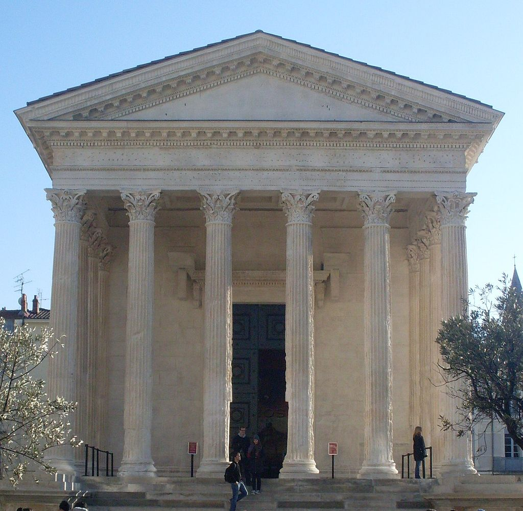 Inciso: en este fanatismo actual por dejar los monumentos como si fuesen nuevos a la Maison Carrée de Nîmes le han hecho una limpieza absolutamente salvaje.Ahora ya no tiene edad.Si no lo digo, reviento.