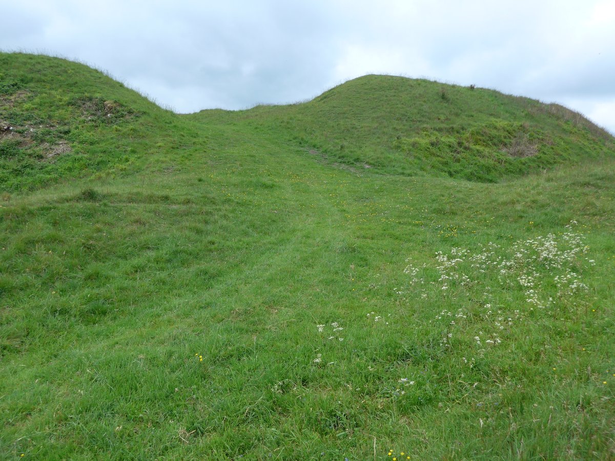 Gates that pierce the circuit of Iron Age ramparts on Hod Hill in  #Dorset: the Steepleton Gate (Iron Age) in the NE; the Water Gate (Roman) in the NW; the Home Gate (medieval) in the SEHappy  #HillfortsWednesday everyone !