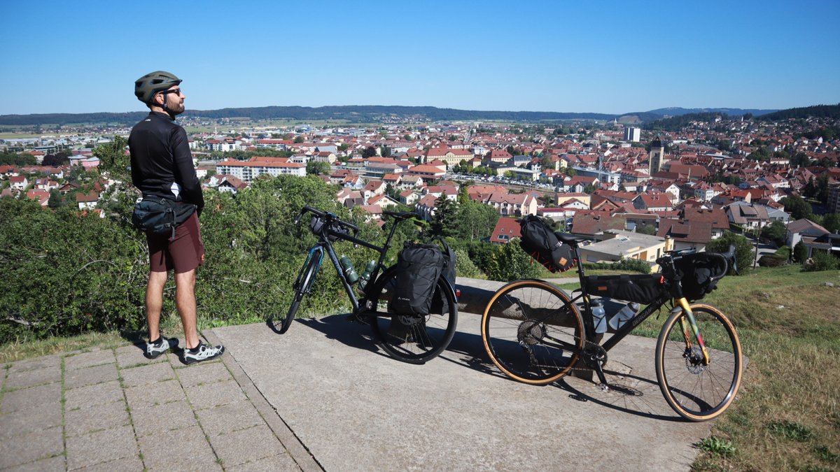 WeelzFr's tweet image. #GTJ x Weelz | J1 ⛰️🌲🚴‍♂️
On a quitté Pontarlier ce matin et les premiers sentiers forestiers se sont offerts à nous rapidement (le dénivelé aussi). La progression est lente, pas tant à cause des côtes mais des nombreux arrêts images 📸🎥
#velotourisme #montagnesdujura