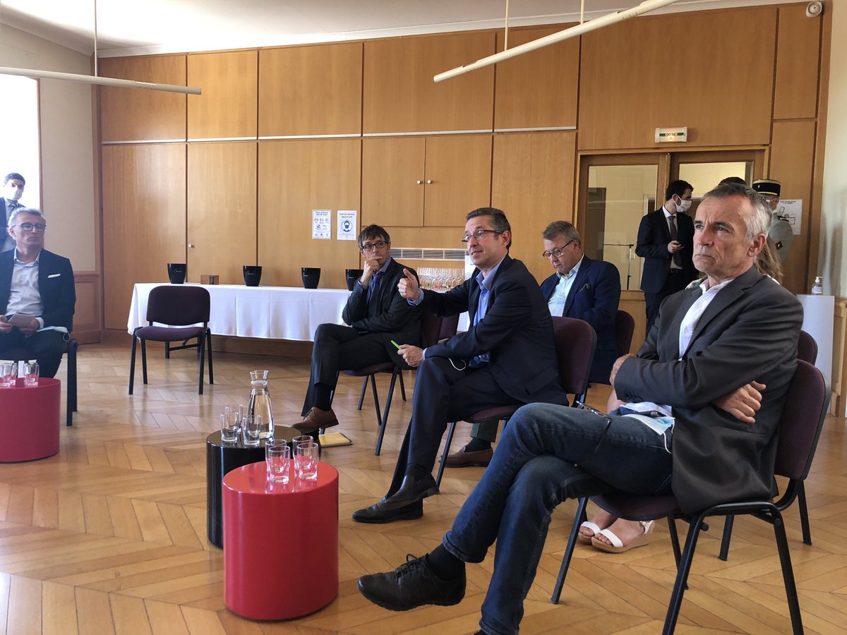 Le Premier Ministre ⁦⁦<a href="/JeanCASTEX/">Jean Castex</a>⁩ dans le cadre de son déplacement sur la filière viticole vient de nous annoncer la poursuite de l exonération sur les travailleurs occasionnels TODE une excellente nouvelle pour l emploi ⁦@ChLambert_FNSEA⁩