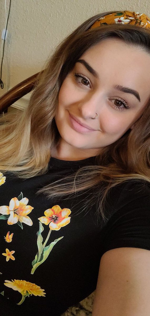 eclecticangst's tweet photo. hi all! let me introduce myself - i'm sara and i make paintings on all different types of materials! i love doing floral/natural art but i am always trying to expand my skills. here's a little about me thread: https://t.co/zqccio9lwI