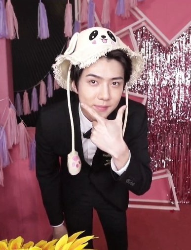 dalgicheezu's tweet photo. Ooh Sehun is the type of boyfriend that will never be yours. https://t.co/SJsnSbexw3