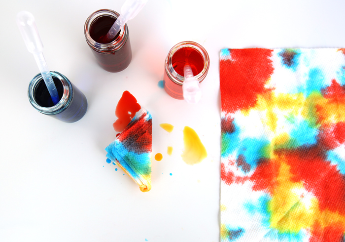 Learn How to Tie Dye Something Unusual: Paper Towels babbledabbledo.com/learn-how-to-t… via <a href="/babbledabbledo/">Ana Dziengel</a>