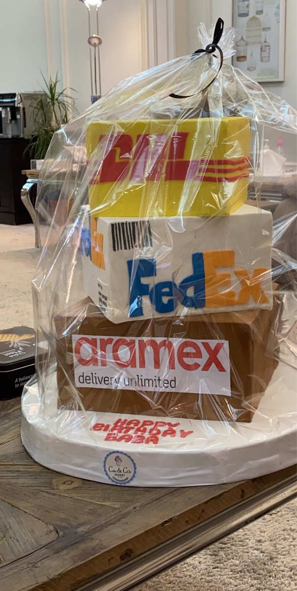 Q_waleed_Q's tweet image. كيكة عيد ميلادي من كثر طلباتي اونلاين جابوها لي عيالي كذا 😂😂😂