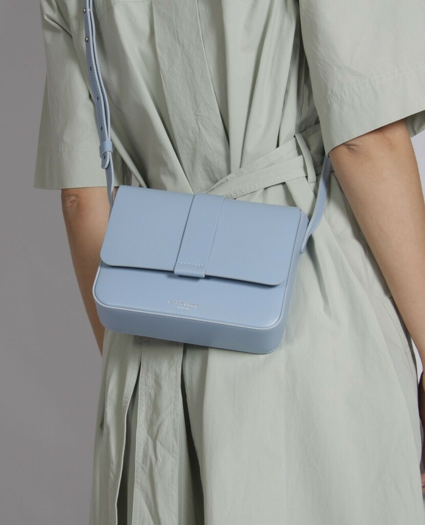 AteliersAuguste's tweet photo. In love with this baby blue color! Our Mini Monceau bag in artik blue 💙
#ateliersauguste #designedinparis #madeinitaly #frenchbrand #bags #MiniMonceau #summer #design #minimalist #fashion #leather #outfit #details #babyblue #pastel https://t.co/QytkhjjsrS https://t.co/Tjn8QtmJea