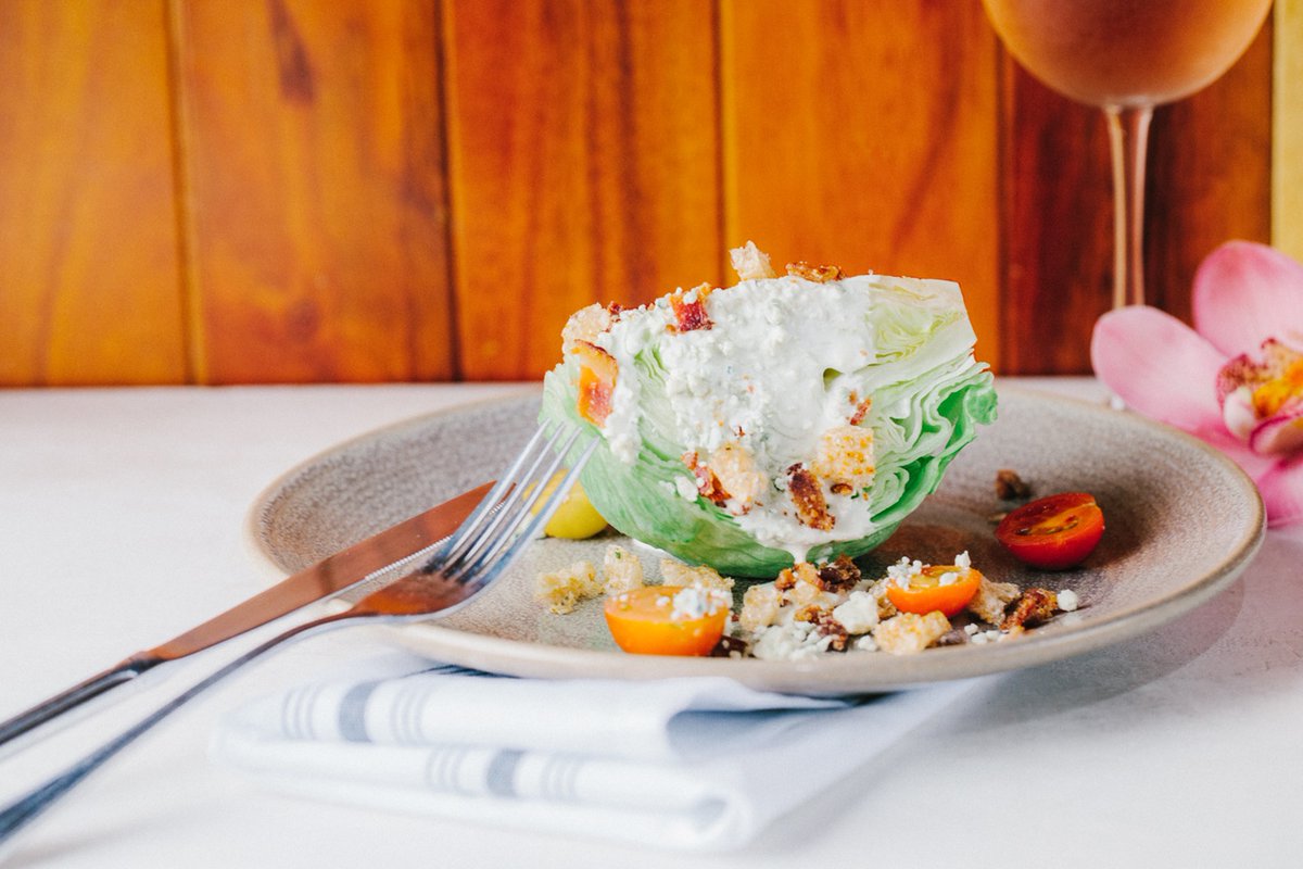 Say hello to our Wedge Salad, topped with blue cheese, balsamic tomatoes, duroc bacon, and candied walnuts. 👋
dukesmalibu.com/menus/dinner/