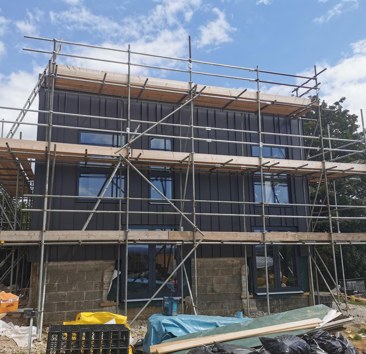 Can't wait to see the scaffolding dropped on this one. 
Random sized panels were chosen on this design using VMzinc Anthra.
#vmzinc #standingseam #randomsizes #anthra #zinc #newbuild #construction #cladding